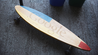 Skateboard med Google-logo, fra ett av Googles kontorer. 