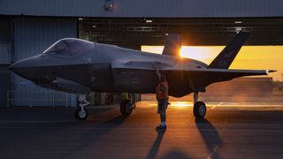 Unike nærbilder: Slik foregår det når norske F-35 skal forlate Lockheed Martin-fabrikken