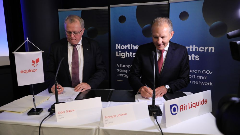 I forrige uke signerte Francois Jackow (til høyre) i Air Liquide en intensjonsavtale med Eldar Sætre og Equinor om at de vil lagre CO2 i lageret i Nordsjøen, dersom fullskalaprosjektet blir vedtatt.
