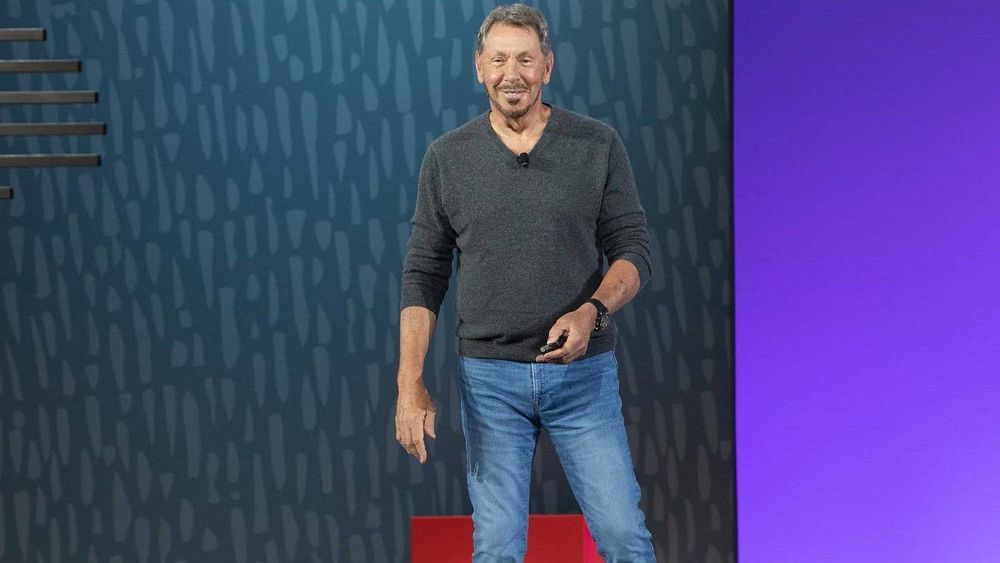 Oracle-sjef Larry Ellison lanserte Oracle Autonomous Linux fra scenen i hovedtalen på OpenWorld 2019.