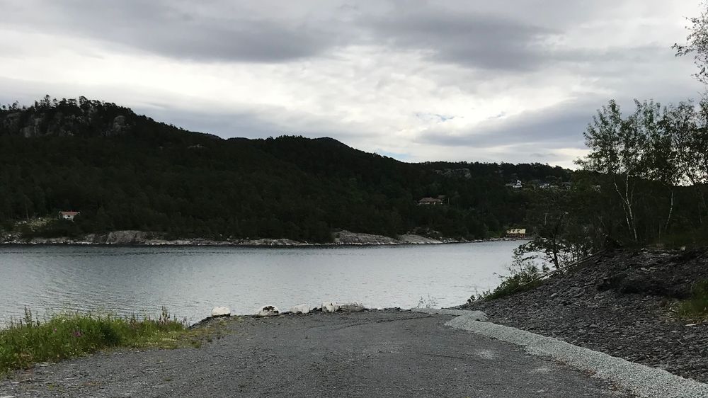 Fra Helgøy hvor vegtraseen er så godt som ferdig. Fylling og/eller bru skal krysse Helgøyfjorden foran oss.