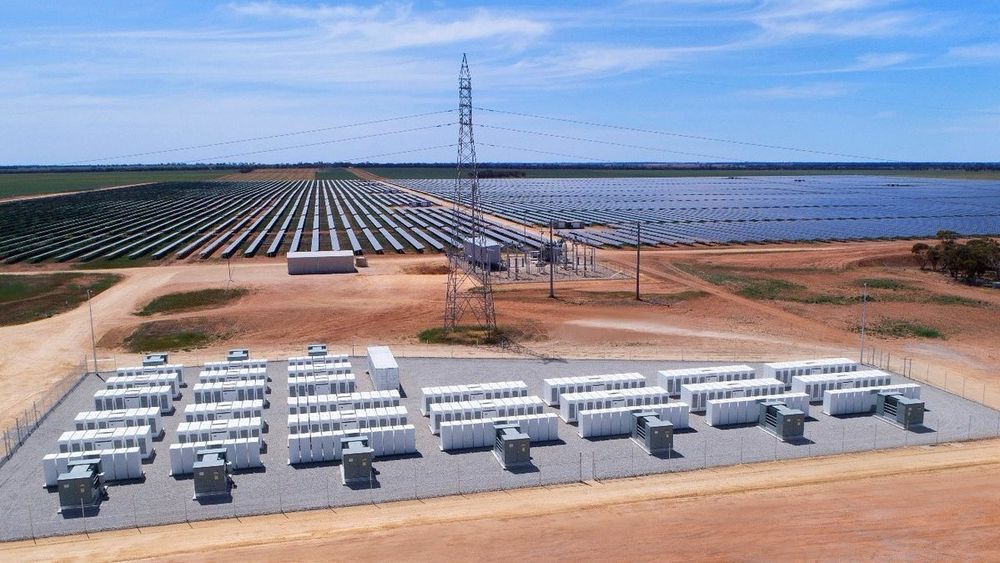 Sol- og vindkraftverk med batterilagring blir mer og mer vanlig. Her fra et prosjekt i Australia.