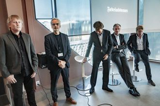 Fridtjof Nygaard, Eivind Ljøstad, Per Axel Koch, Nils K. Gauslaa og Willem Sijthoff under allmøtet da Polaris kjøpte Fædrelandsvennen og en rekke lokalaviser på Sørlandet.