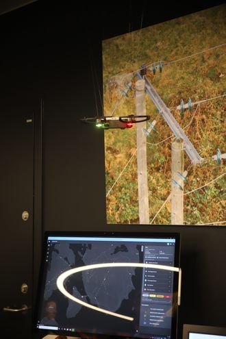 Esmart Systems viste frem sin løsning for å finne feil på høyspentmaster ved hjelp av droner.
