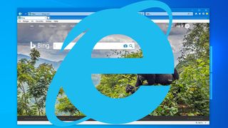 Bing vises i Internet Explorer 11 i Windows 10, med en stor IE-logo foran.