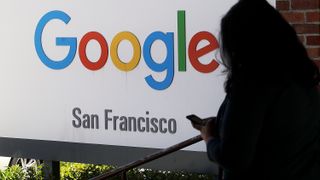 I en dom som falt tirsdag sier EU-domstolen i Luxembourg at den ikke vil pålegge Google å implementere «retten til å bli glemt» i hele verden. Bildet er tatt i mai i år, og viser et Google-skilt i San Francisco.