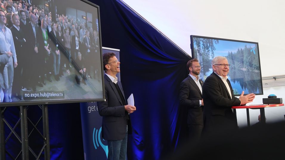 Telenor Norge-sjef Petter-Børre Furberg, digitaliseringsminister Nikolai Astrup og Elverum-ordfører Erik Hanstad var på scenen for å åpne 5G. Ordføreren fikk æren av å trykke på den store blå knappen - en handling som markerte åpningen av 5G i Norge.