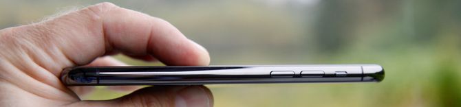 Telefonen er 0,4 millimeter tykkere enn iPhone XS. Det merker du neppe – men bedre batteritid merker du.