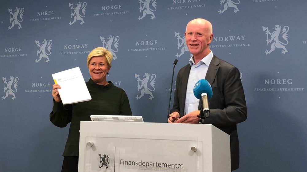 Leder Per Sanderud overrekker ekspertutvalgets anbefalinger til finansminister Siv Jensen (Frp).
