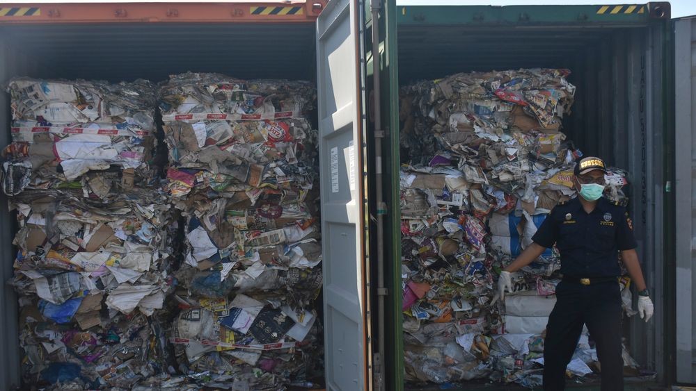 En tollbetjent har åpnet containere fulle av avfall fra Vesten i en havn øst på Java i Indonesia. I sommer begynte Indonesia å sende avfall tilbake til vestlige land fordi det er for dårlig sortert. Flere land i Asia, blant andre Kina, har satt ned foten og nekter å være vestlige lands søppeldynge.