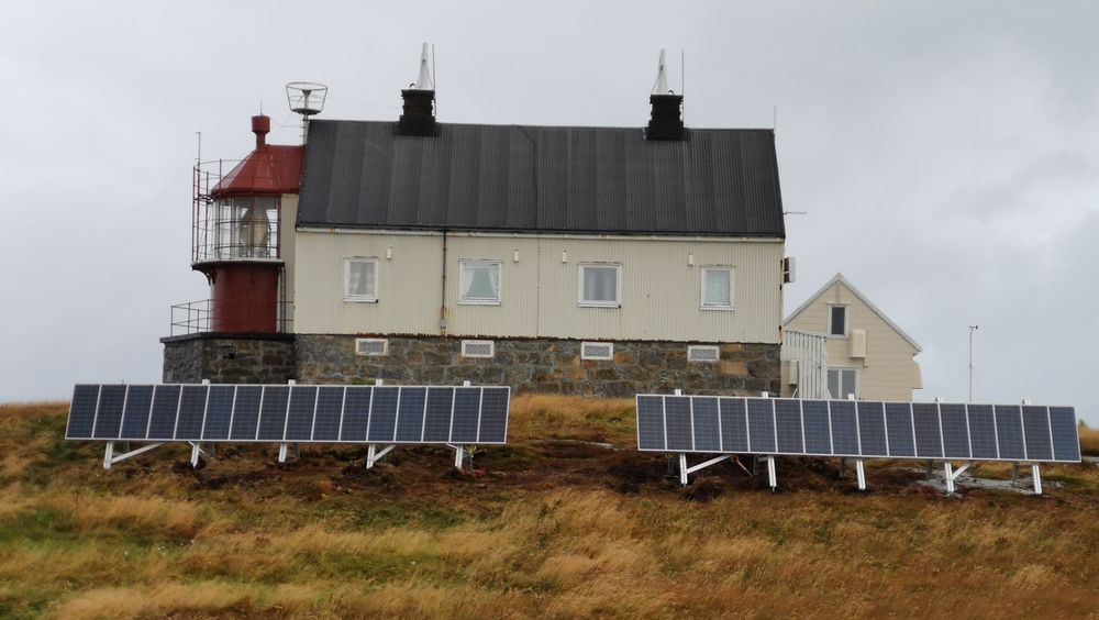 Nordøyan fyrstasjon i Vikna kommune i Trøndelag har fått 32 solcellepaneler, batteri og varmepumpe.