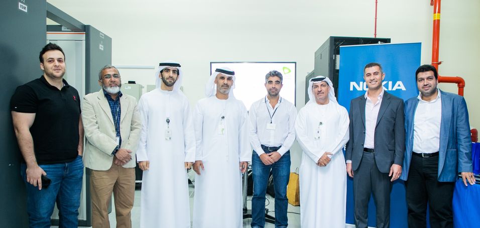 Teamet hos Etisalat i De forente arabiske emirater som nådde rekorden på 50,8 terabit per sekund i en enkelt fiber. Fra venstre: Ali Jamal; Mohammad Abid Farooq; Abdulla Al Khawwar; Adel S. Samhan; Amin Nafa; Esmaeel Alhammadi; Samer Makke; Islam Younis.