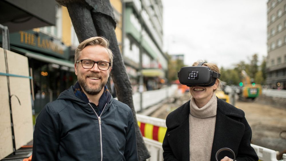 I samarbeid med NMBU har COWI utviklet en VR-modell for Olav Vs gate. Landskapsarkitektene Knut Andreas Øyvang og Tiril Thomas Blom fra COWI tester ut modellen. Foto: COWI / Kristoffer Jakobsen