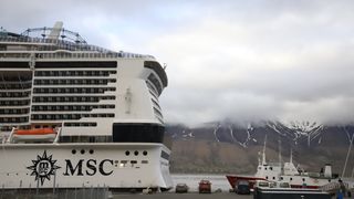 Cruiseskipet MSC Meraviglia i Longyearbyen, Svalbard.Tonnasje: 171.598 bruttotonn Passasjerer: 4.488 (5.714 maks) Mannskap: 1.536