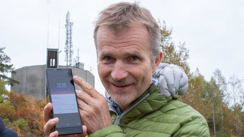 Sjefsarkitekt for mobilnett i Telenor Norge, Petter Aglen, forteller at selskapet vil teste ulike metoder for å gjøre mobilnettet mer robust i forbindelse med 5G-testene rundt om i Norge. Her står han foran masta med 5G-utstyr fra Ericsson i Elverum. 
