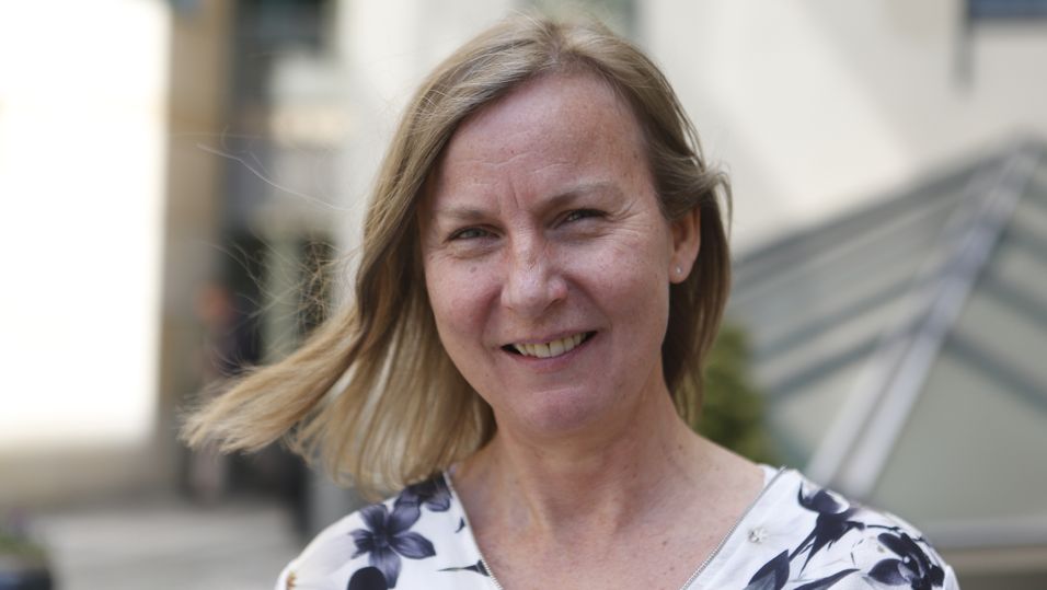 Direktør i Nasjonal kommunikasjonsmyndighet, Elisabeth Aarsæther, trekker på smilebåndene når hun leser neste års statsbudsjett.