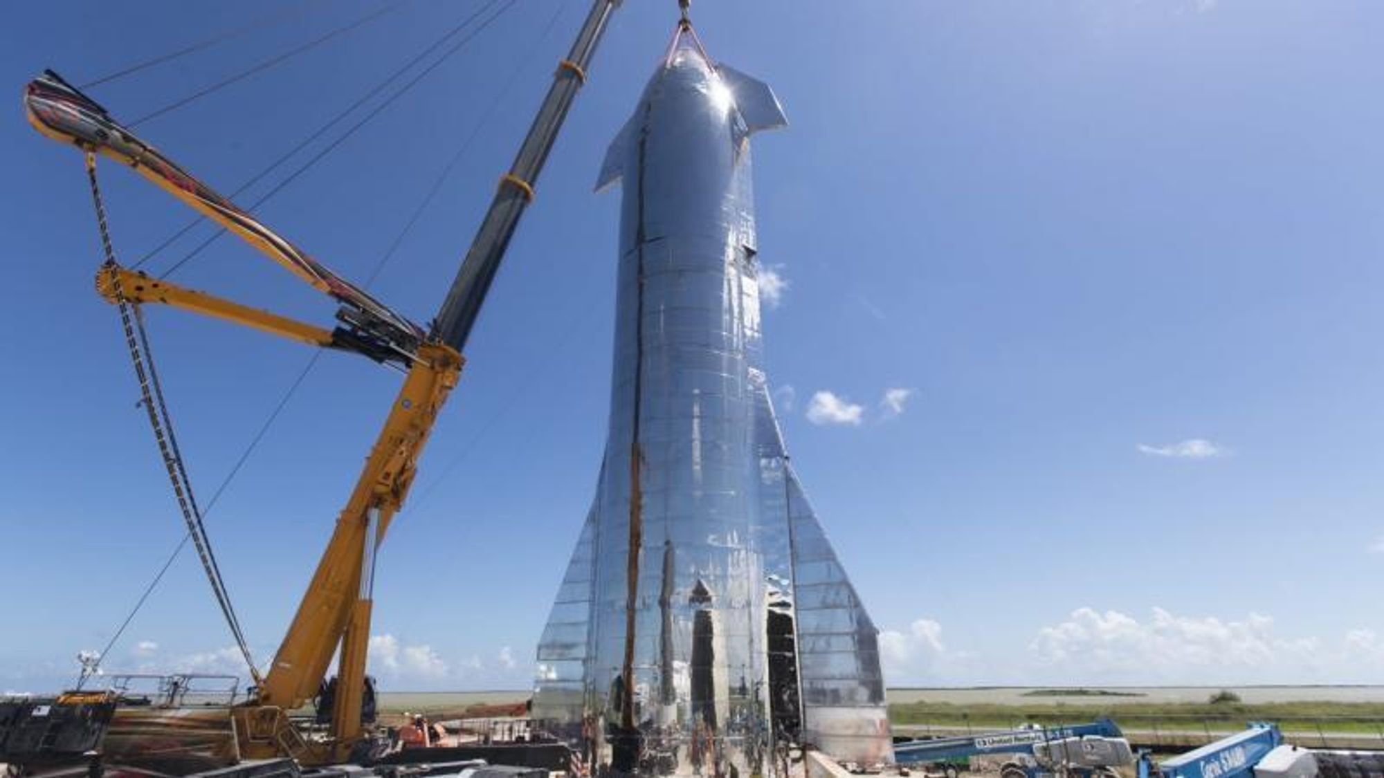 Om få måneder vil SpaceX sende opp romskipet Starship, som er bygd i rustfritt stål. Det er bedriftens nyeste arbeidshest som både skal frakte satellitter opp i rommet, mennesker til Månen og Mars – og lande igjen. Foto: Elon Musk