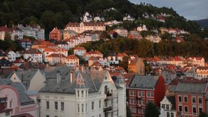 houses-on-the-hill-in-bergen-norway.300x
