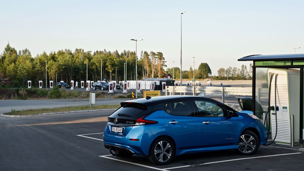 Ved McDonalds Rygge har både Fortum og Tesla ladere. Vanlige hurtigladere lader ved 50 kW, men de avbildede laderne er lynladere som kan gi flere ganger større effekt enn det.