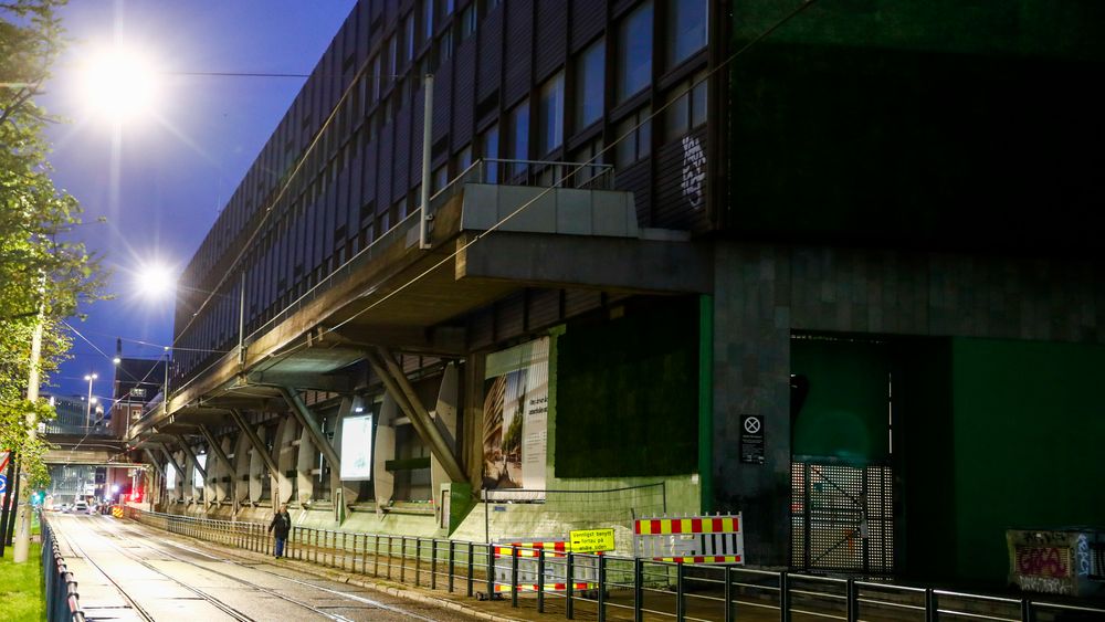 Et betongelement på 50 tonn løsnet fra en gangbro i Oslo sentrum denne uka. Eier av bygget, KLP, har søkt om riving siden 2011.