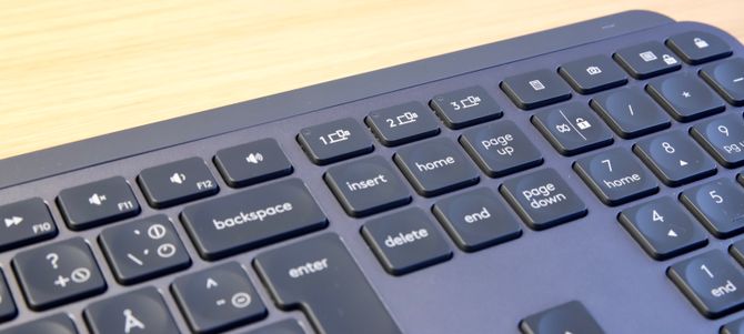 Det er egne knapper på tastaturet for å veksle mellom å styre opptil tre tilkoblede PC-er. 