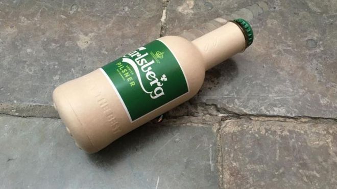 Carlsberg utvikler ølflaske av papp – men helt plastfri er den ikke