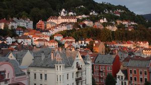 /2483/2483574/houses-on-the-hill-in-bergen-norway.1000x562.300x169.jpg