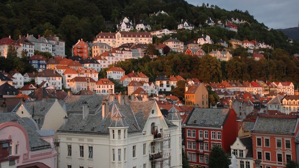 Bergen by. Illustrasjonsfoto.