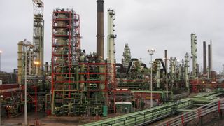 Et av selskapets oljeraffinerier i den sørfinske byen Borgå. Bildet er tatt i 2015, da anlegget hadde en årlig kapasitet på rundt 13,5 millioner tonn.