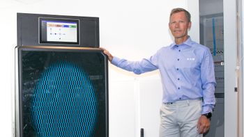 - Vår standardløsning på 10 kWt tilsvarer en fjerdedel av batteripakken på en ny Leaf, sier Jon Helsingeng i Eaton Norge.