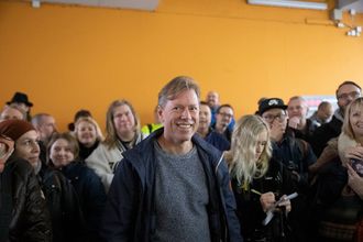 Lars Knoll på avdukingen av blått skilt for Trolltech og Opera.