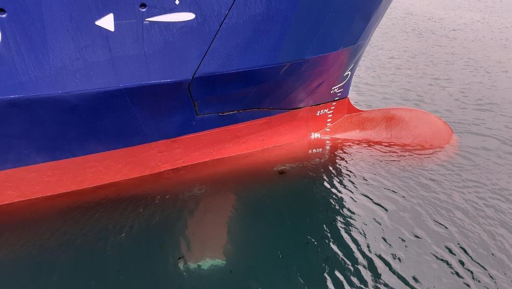 De utfoldbare baugvingene skimtes i vannet. MF Teistin vil spare rundt 10 prosent drivstoff med foiler, ifølge Wavefoil.