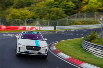 Med 400 hk og proff sjåfør vil Jaguar gi deg en opplevelse du aldri vil glemme.