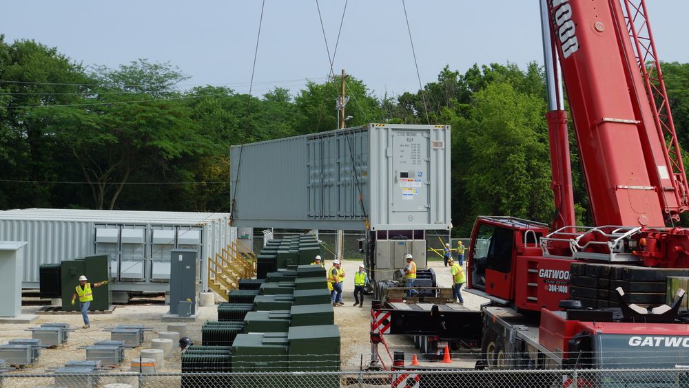 Battericontainer heises inn i batteriparken Jake Energy Storage utenfor Chicago. Både batterier i nettet og batterier i solparker vil bli vanligere og billigere i årene som kommer, ifølge NVEs nye analyse.