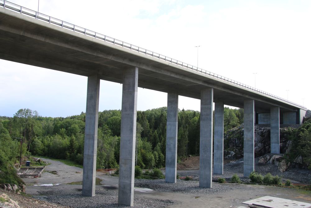 Ved Røyndalen bru på nye E18 Arendal-Tvedestrand er veilinjen forskjøvet med opptil 19 meter.