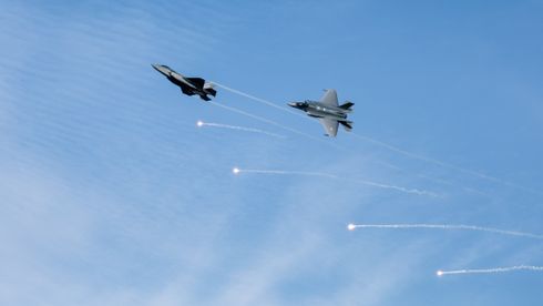 Klare for skarpe oppdrag i løpet av uker: Se norske F-35 trene på å avlede varmesøkende missiler
