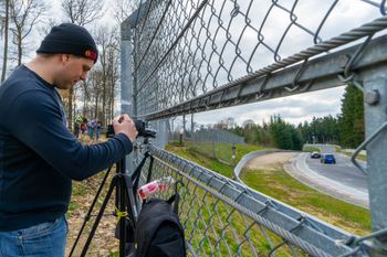 Amatørfotografer står hele dagen og filmer banen, i håp om å fange spektakulære krasj som de kan dele på YouTube.