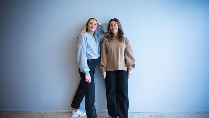 Julie Solberg og Rikke Monsen, programlederne i podkasten SCHENDIS