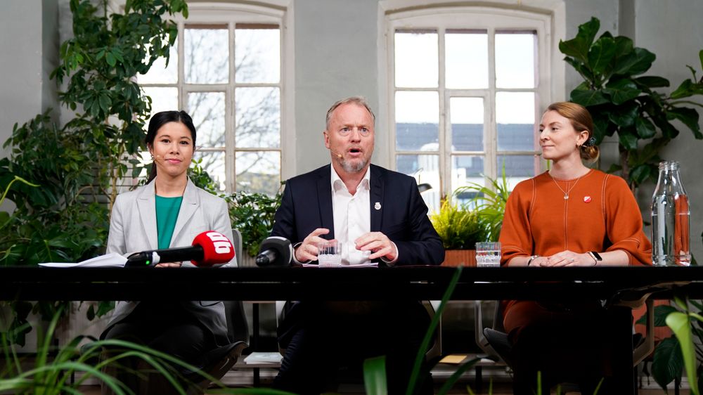 Fv. Lan Marie Berg fra Miljøpartiet de Grønne, Raymond Johansen fra Arbeiderpartiet og Sunniva Holmås Eidsvoll fra Sosialistisk Venstreparti under pressekonferansen om byrådsforhandlingene i Oslo.