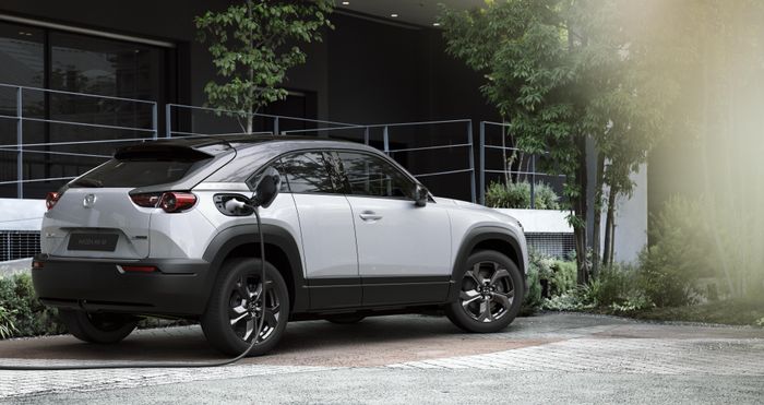 Mazda satser på å lokke kunder med lite batteri og ditto ladefart.