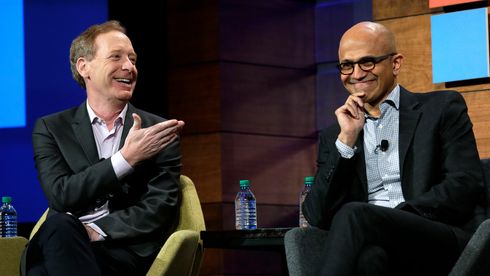 Microsoft-president Brad Smith, her avbildet sammen med toppsjef Satya Nadella.