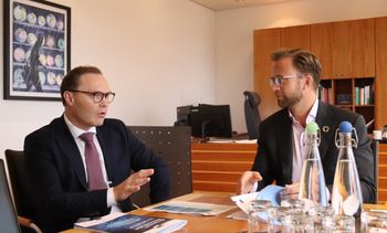 Capgemini-sjef Jens Middborg (fra v.) ved overlevering av en rapport til kommunal- og moderniseringsminister Nikolai Astrup. Arkivbilde.