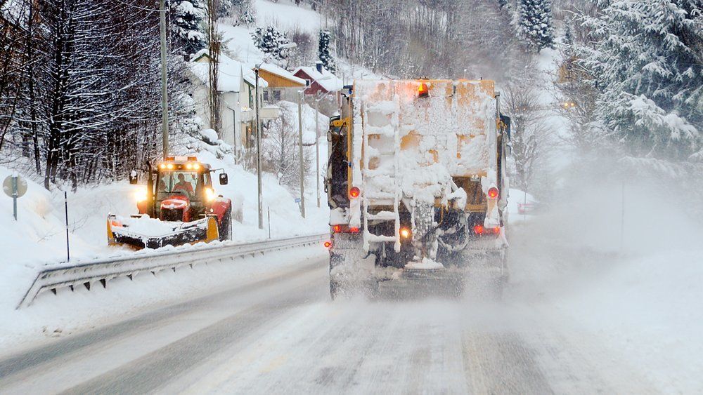 Det brøytes og saltes over hele landet mandag morgen etter meldinger om snøfall og glatte veier.