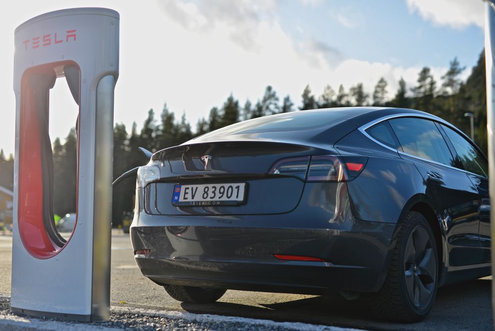 Tesla Model 3 ved en hurtiglader.