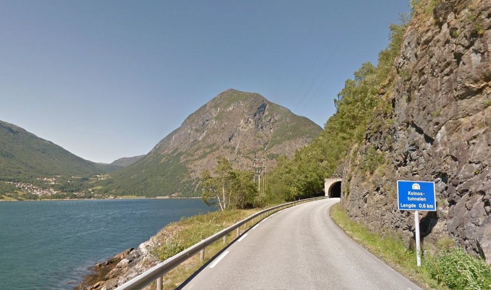 Kolnostunnelen ligger på fv 53 langs Årdalsfjorden.