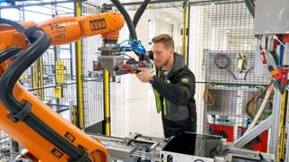 Automatisert produksjon fra Intek gjør det mulig å lage marine batterier i Norge