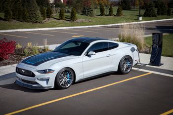 Med 900 hk og sekstrinns manuell girkasse er Ford elektriske Mustang Lithium sikkert rimelig underholdende.