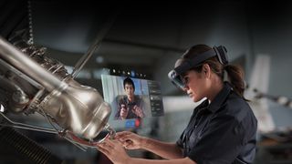 Kvinne får instruksjoner via Hololens 2 mens hun vedlikeholder en maskin.