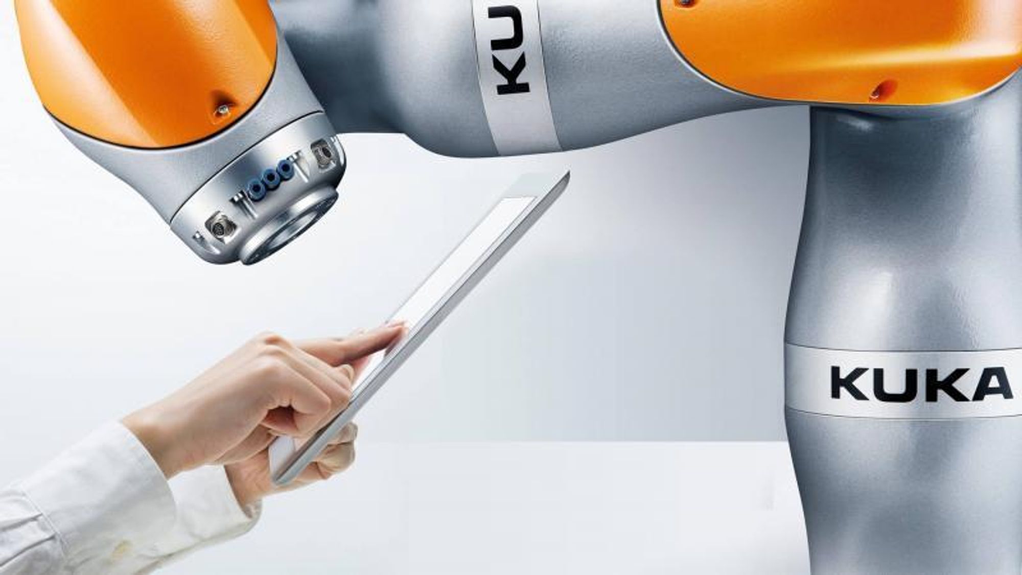 Prosjektet avsluttes med en demonstrasjon hvor en industriell robotarm fra tyske Kuka skal lære seg selv å plukke opp objekter fra et transportbånd som kjøres med varierende hastighet.
