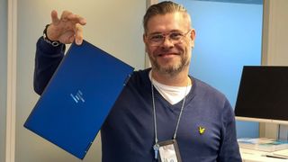 Lett som en plett: Med en vekt straks under én kilo sliter HPs sjef for forretnings-PCer i Norge, Anders Bo Forsdahl, ikke nevneverdig med grepet.